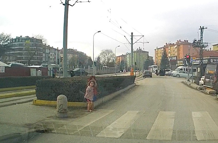 Kışın &ccedil;ıplak bacaklarla dilenen &ccedil;ocukların hali y&uuml;rek burktu
