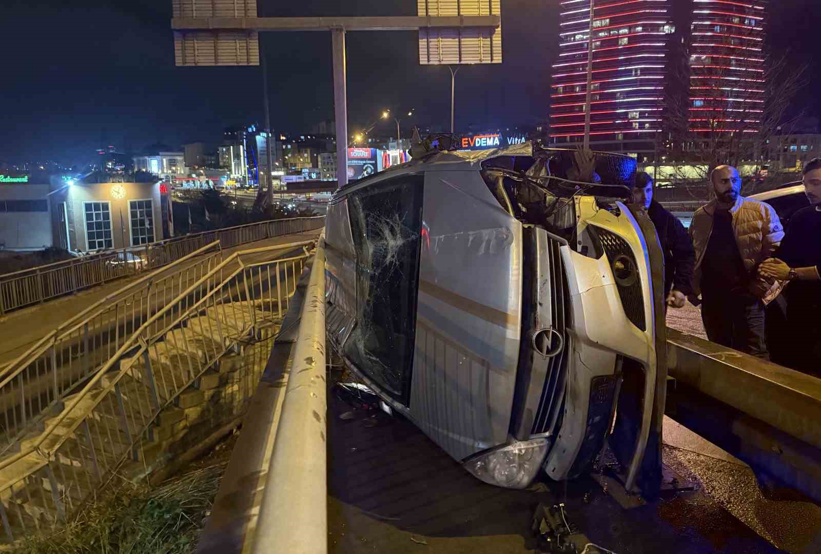 Avcılar E-5 yan yolda kaza: 2 yaralı
