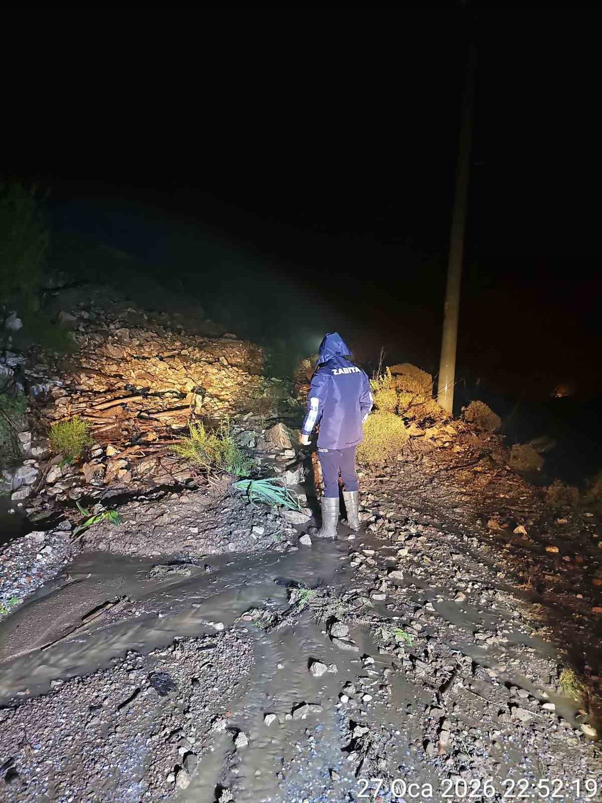 Marmaris’i sağanak yağış vurdu, araçlar suda mahsur kaldı