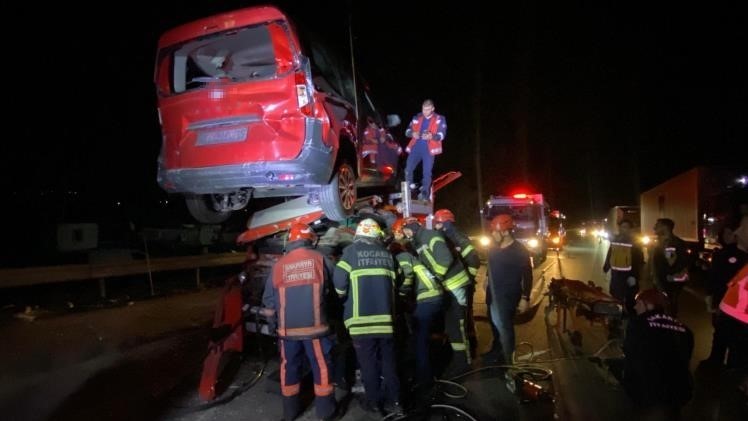 TEM&rsquo;de vin&ccedil; destekli kurtarma: Taşıdığı ara&ccedil;la &ccedil;arptığı tır arasında sıkıştı
