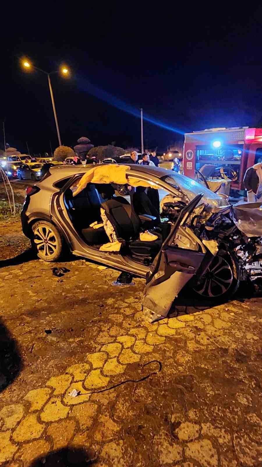 İki aracın kafa kafaya çarpıştığı feci kazada can pazarı: 3 ağır yaralı