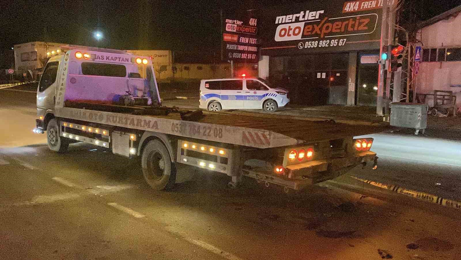 Çekici ile çarpışan otomobil hurdaya döndü: Ekipler yaralı sürücü için zamanla yarıştı