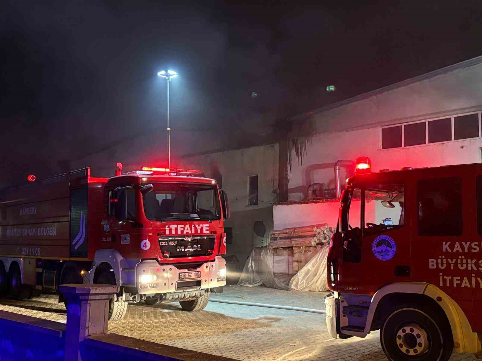 Kayseri&rsquo;de mobilya fabrikasında yangın
