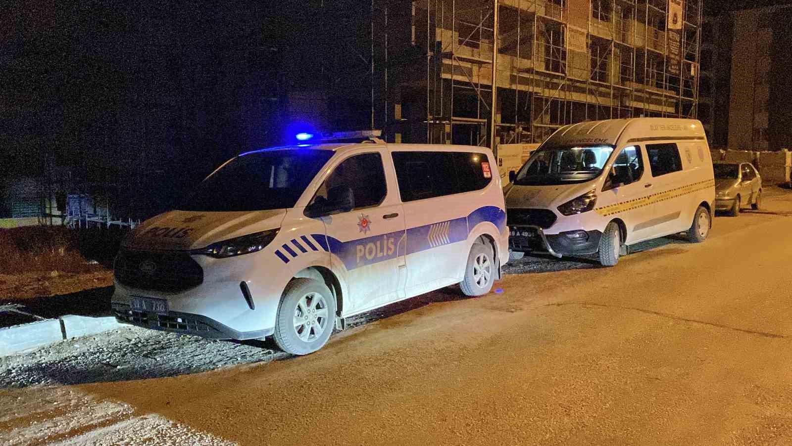 Sokakta rastgele tabancayla ateş eden maganda evin camına zarar verdi