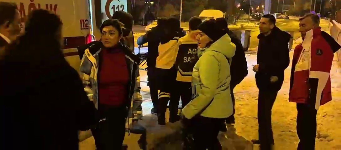 Yolda baygın bulunan kadın hastaneye kaldırıldı 