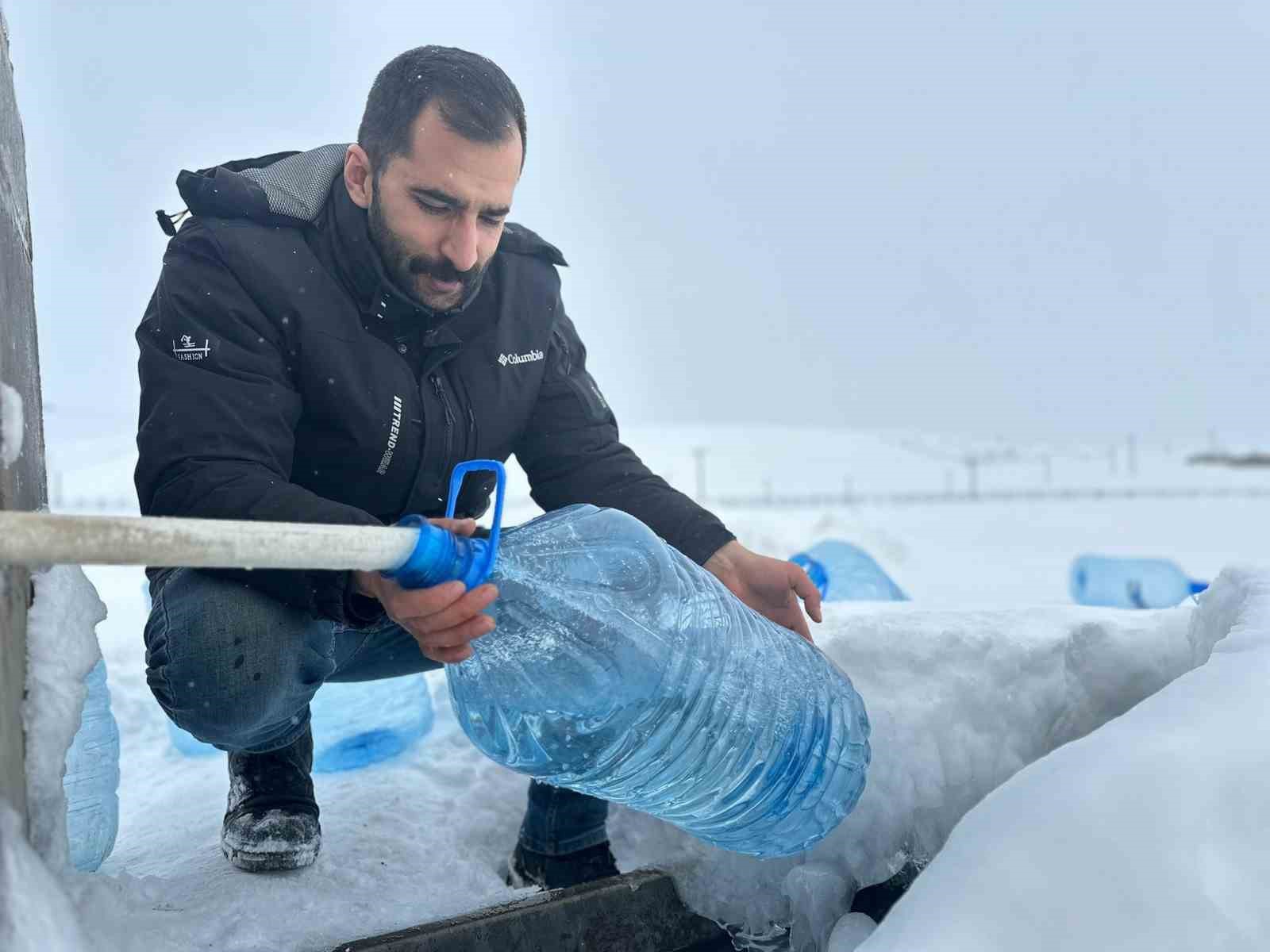 Erzurum&rsquo;da su hatları dondu, vatandaşlar &ccedil;eşmelerden bidonlarla su taşıdı
