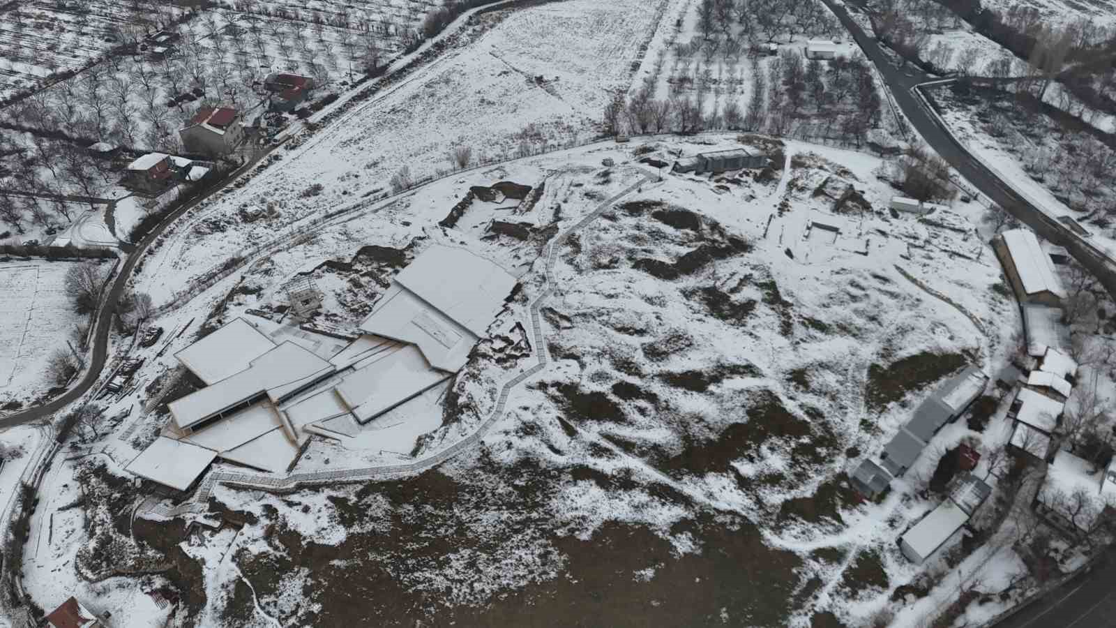 Arslantepe H&ouml;y&uuml;ğ&uuml; karla kaplı haliyle havadan g&ouml;r&uuml;nt&uuml;lendi
