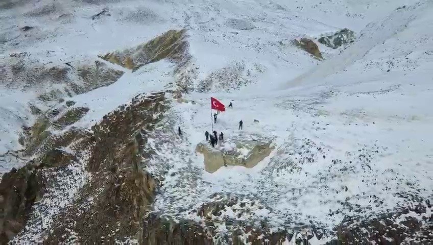 Mahallenin en y&uuml;ksek tepesine T&uuml;rk bayrağı diktiler
