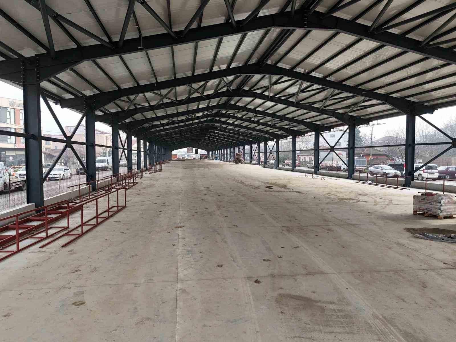 Fuar alanı ve tuhafiyeciler pazaryerinde yoğun tempo