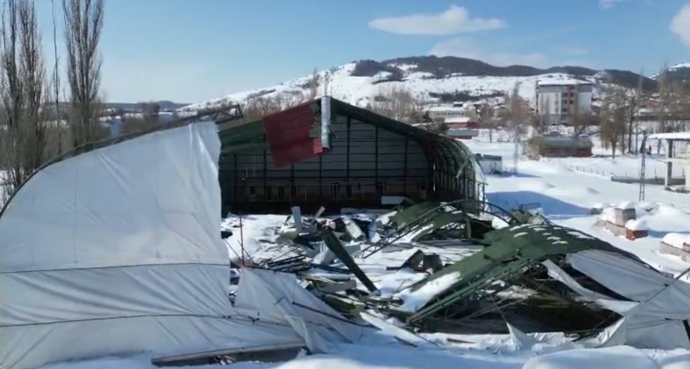 Tokat’ta kapalı halı sahanın çatısı kar yüküne dayanamadı