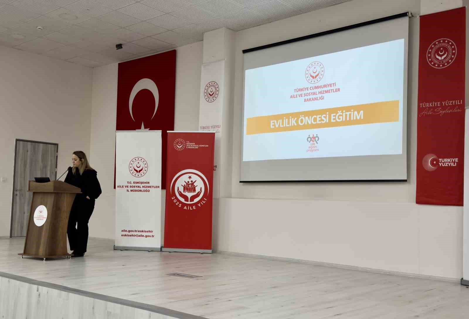 Eskişehir&rsquo;de gen&ccedil; &ccedil;iftlere "Evlilik &Ouml;ncesi" eğitimi
