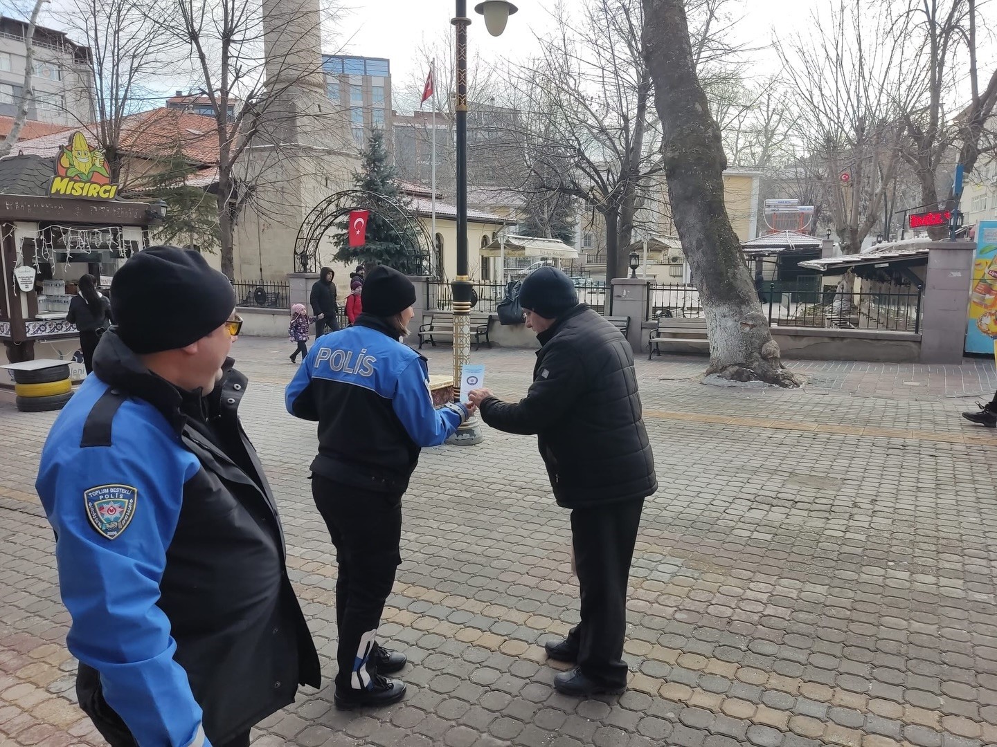 K&uuml;tahya&rsquo;da semt pazarlarında dolandırıcılığa karşı bilgilendirme &ccedil;alışması
