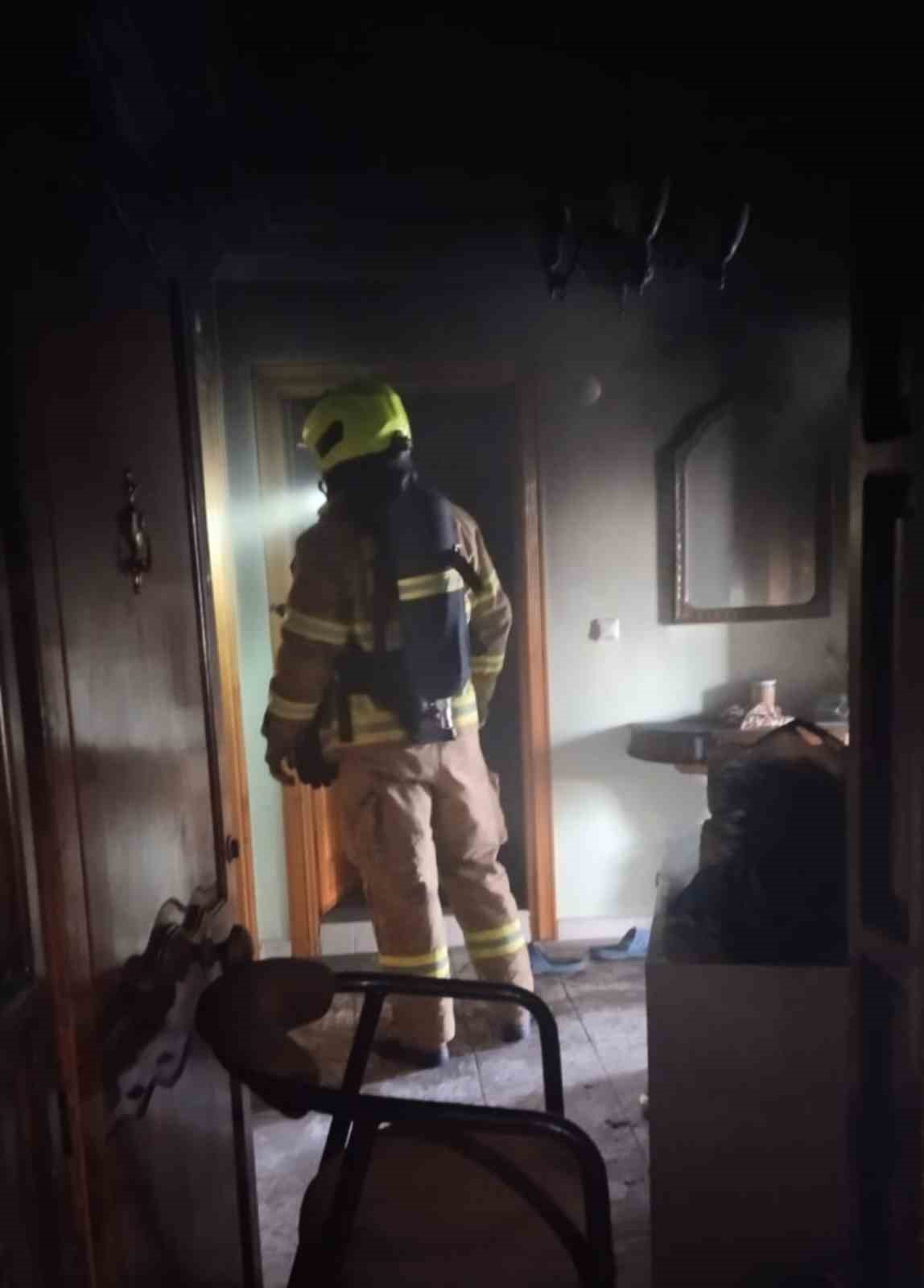 Erdek&rsquo;te bir apartman dairesi alevlere teslim oldu
