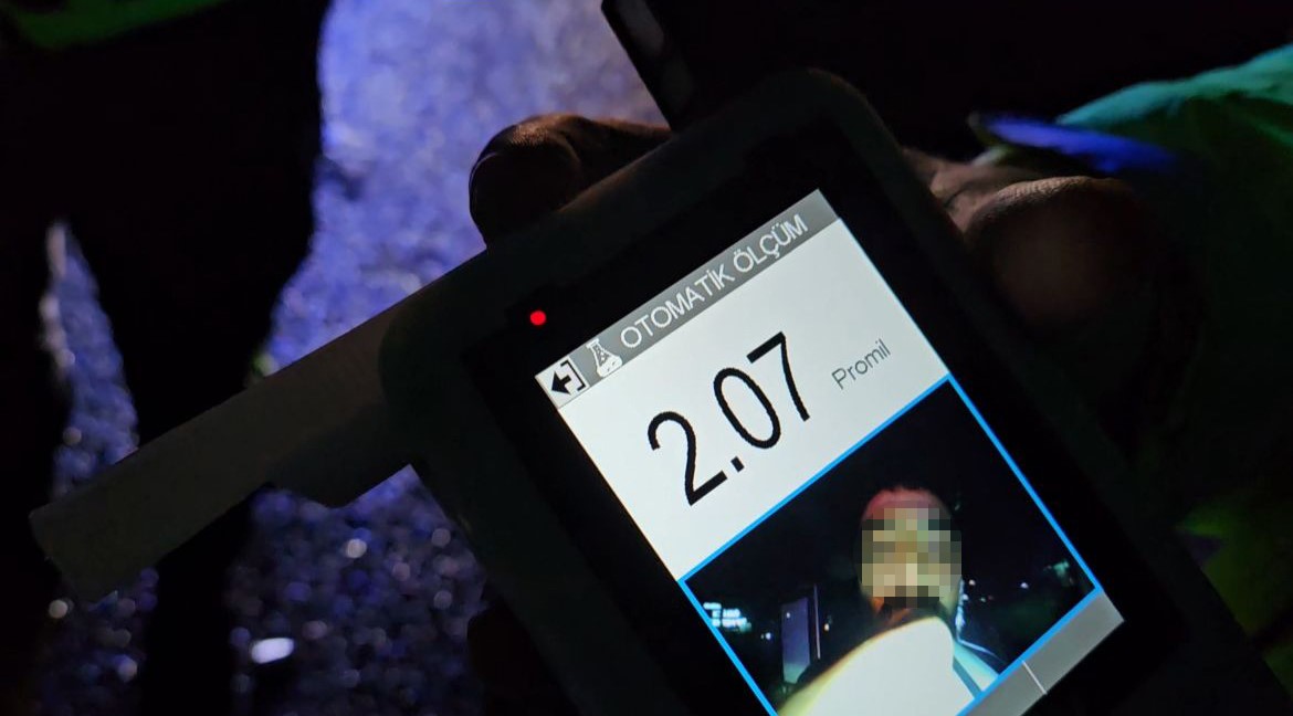 Alkoll&uuml; s&uuml;r&uuml;c&uuml; kaza yaptı, yaralanan eşini su&ccedil;ladı: "Eşimle kavga ettik, direksiyonu kırdı"
