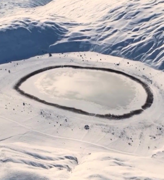 Soğuk hava Polat Gölü’nü buzla kapladı