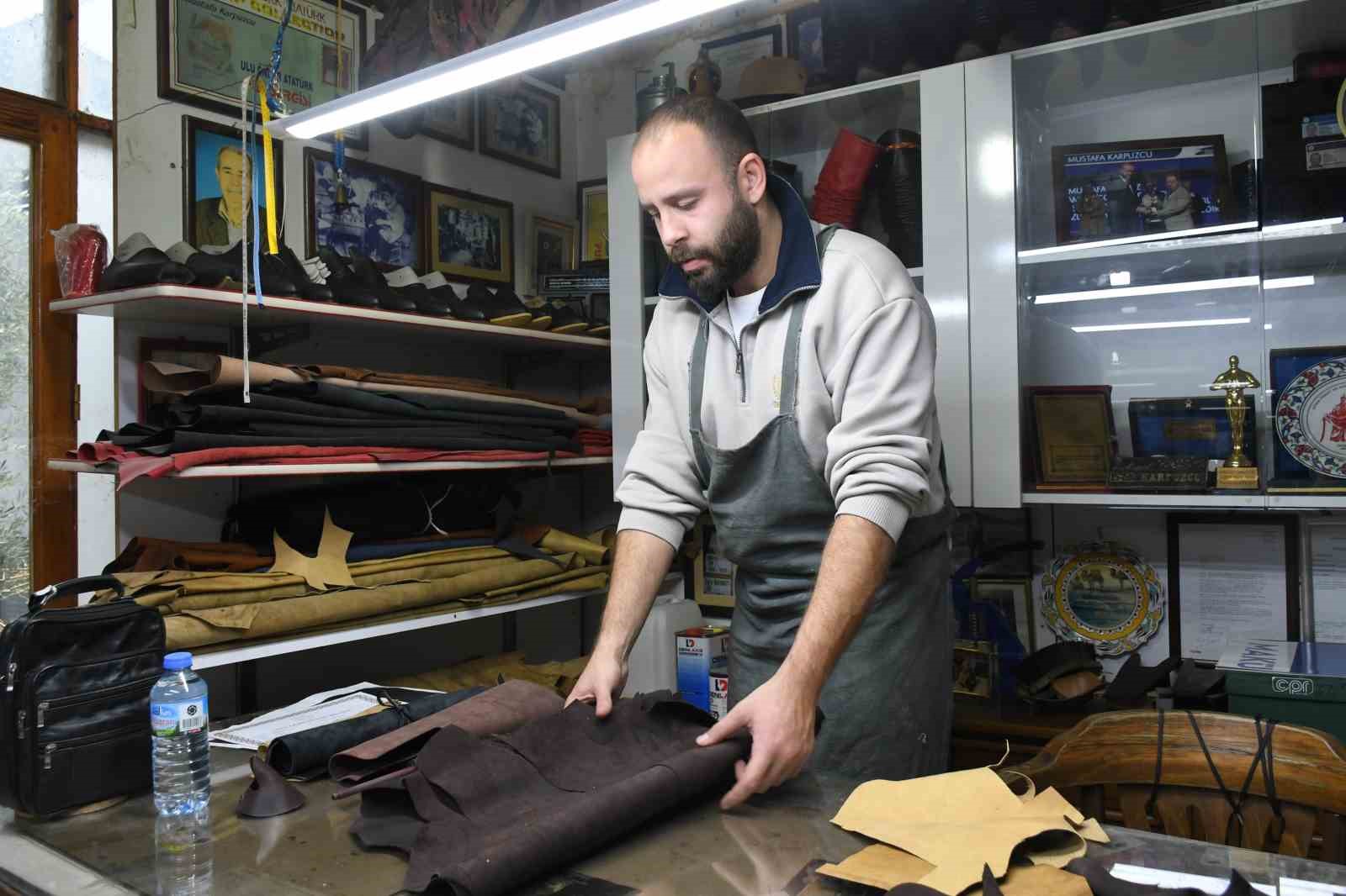 K&ouml;r&uuml;kl&uuml; &ccedil;izme ustası Karpuzcu&rsquo;ya "2025 Yaşayan İnsan Hazinesi" &ouml;d&uuml;l&uuml;
