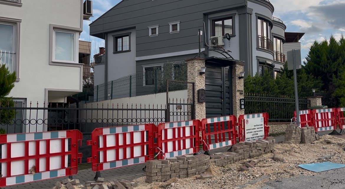 Bursa&rsquo;da 2 aylık çile...Çöken duvar yolu da camiyi de kapattı