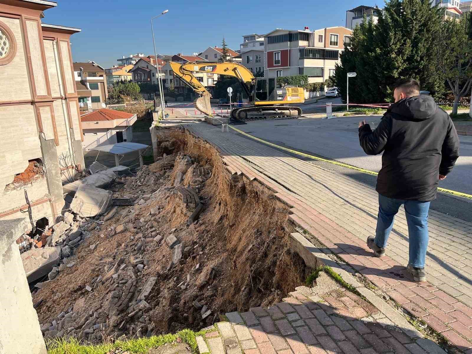 Bursa&rsquo;da 2 aylık &ccedil;ile...&Ccedil;&ouml;ken duvar yolu da camiyi de kapattı
