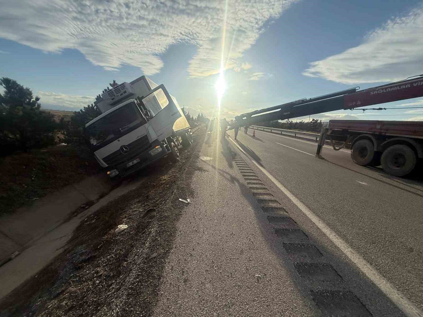 Peynir yüklü kamyon yan yattı