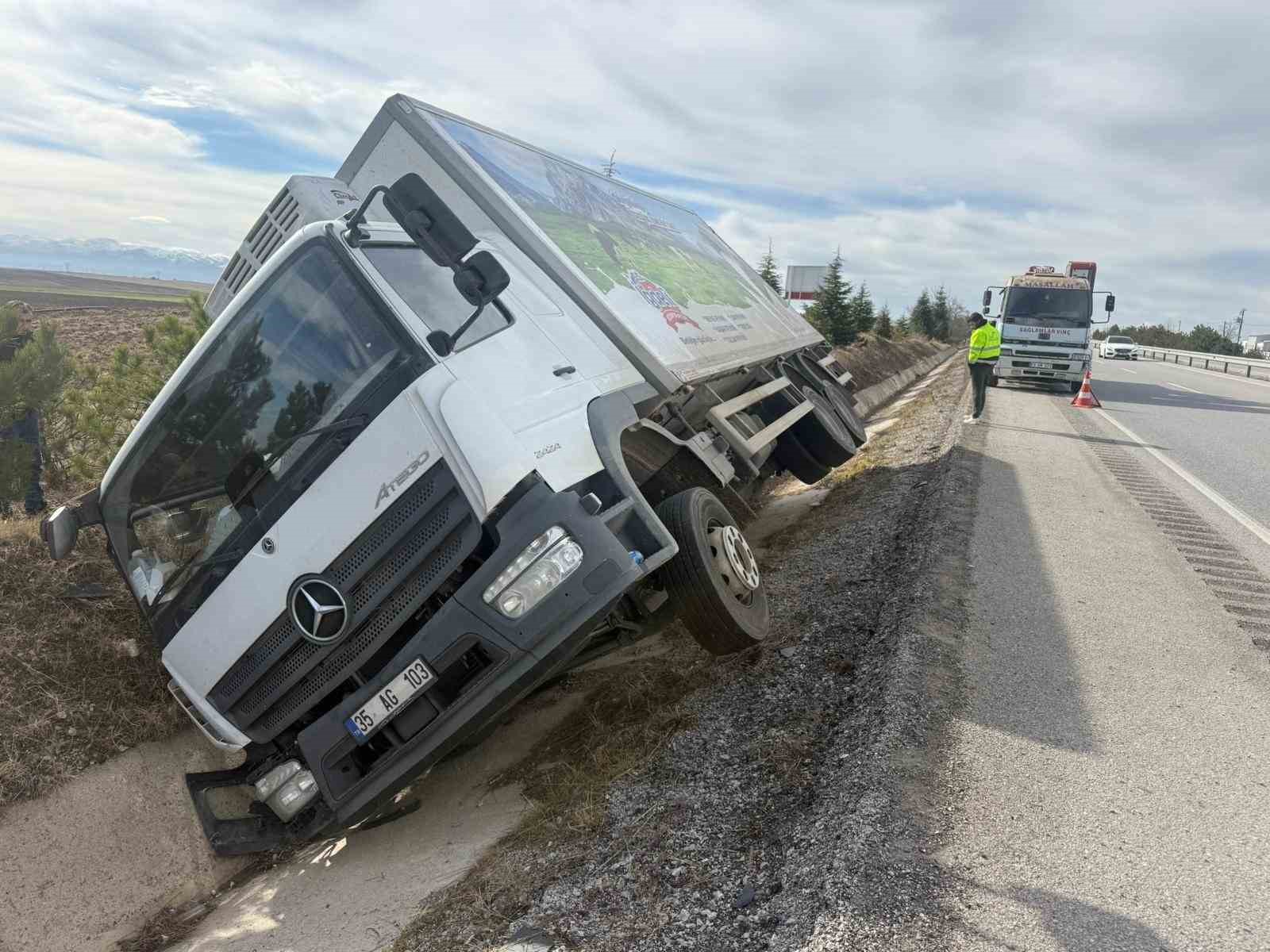 Peynir yüklü kamyon yan yattı