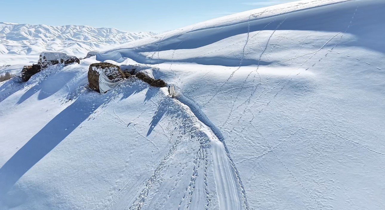 Hakkari&rsquo;de 1 bu&ccedil;uk metreyi aşan karda &ccedil;ift&ccedil;ilerin zorlu mesaisi s&uuml;r&uuml;yor
