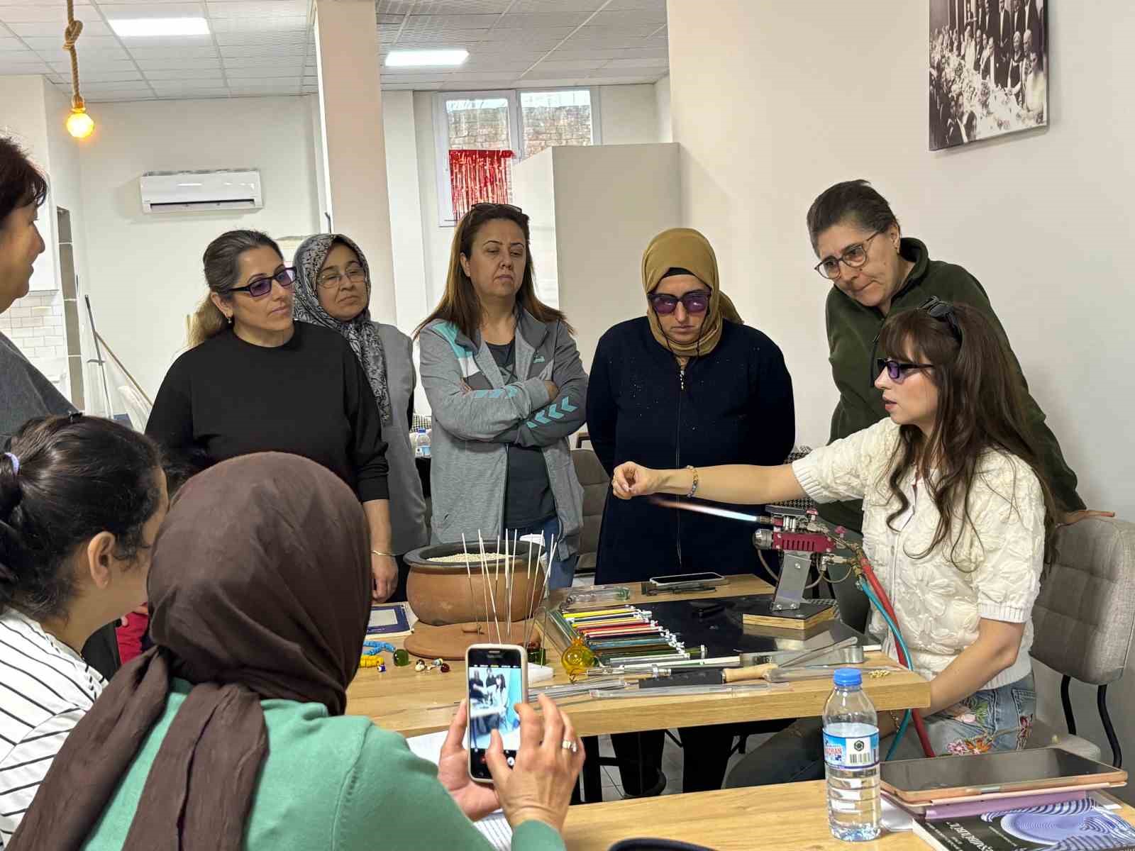 Germencik&rsquo;te cam sanatları kursu yoğun ilgiyle başladı
