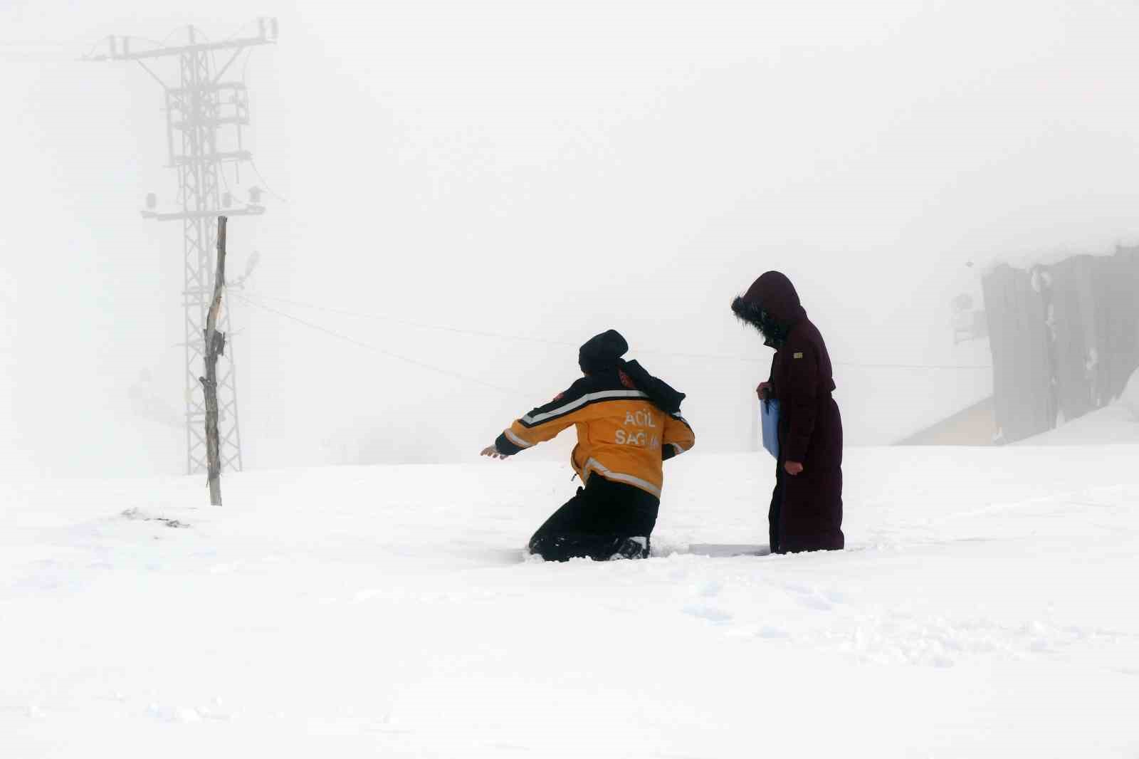 Kar ve tipiye rağmen şifa yolu açık, paletli ambulanslar görevde