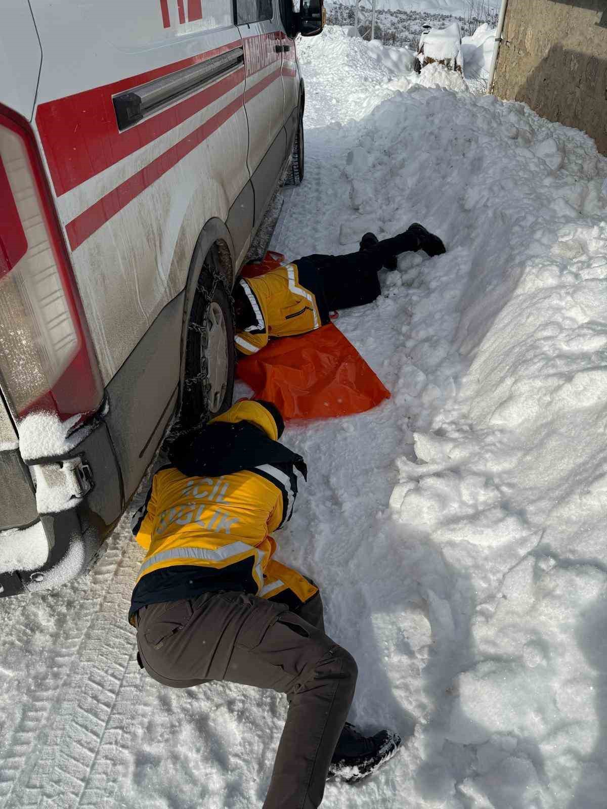 Kar ve tipiye rağmen şifa yolu açık, paletli ambulanslar görevde