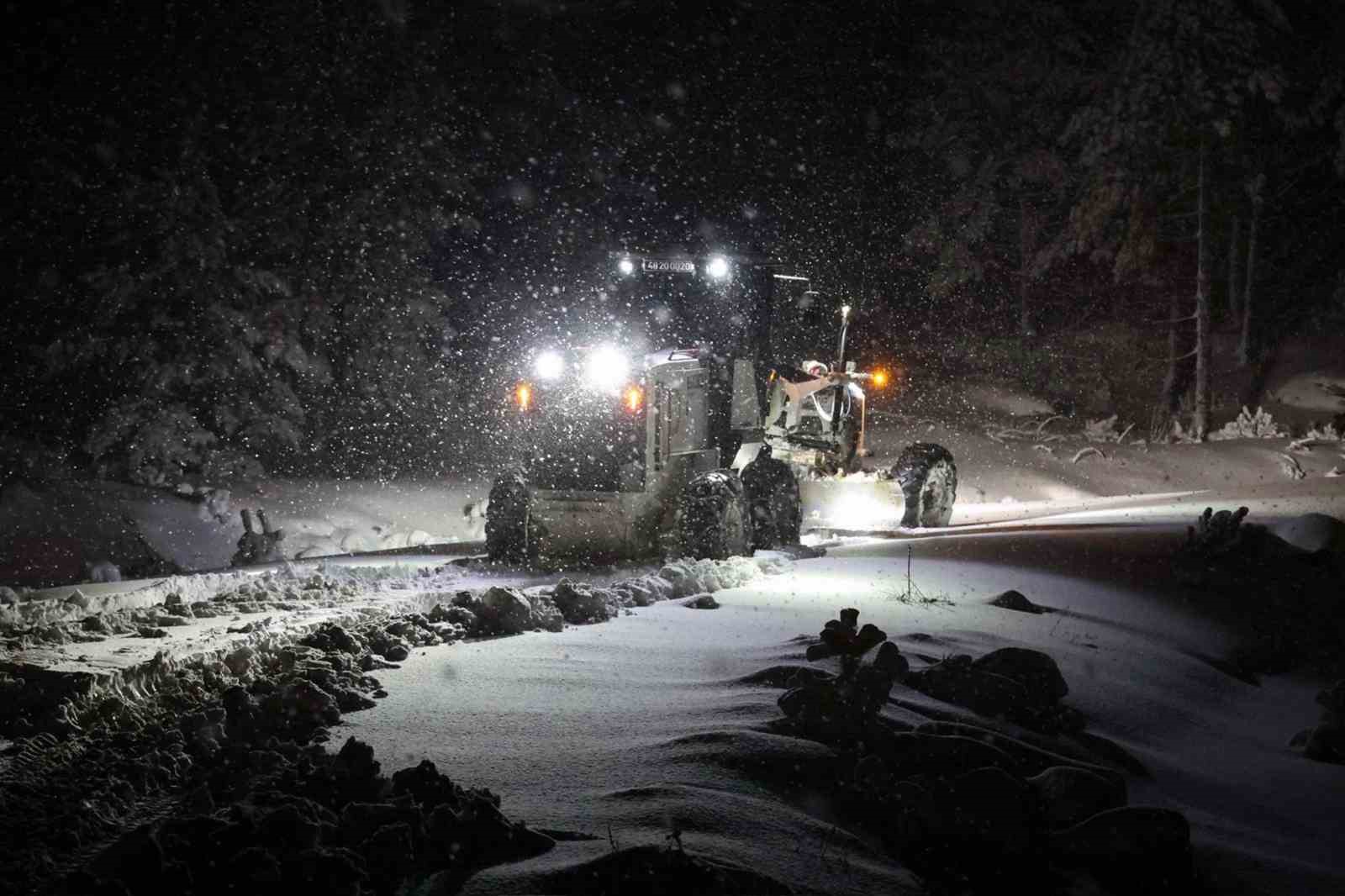 Menteşe Belediyesi ekipleri gece boyunca kar ile mücadele etti