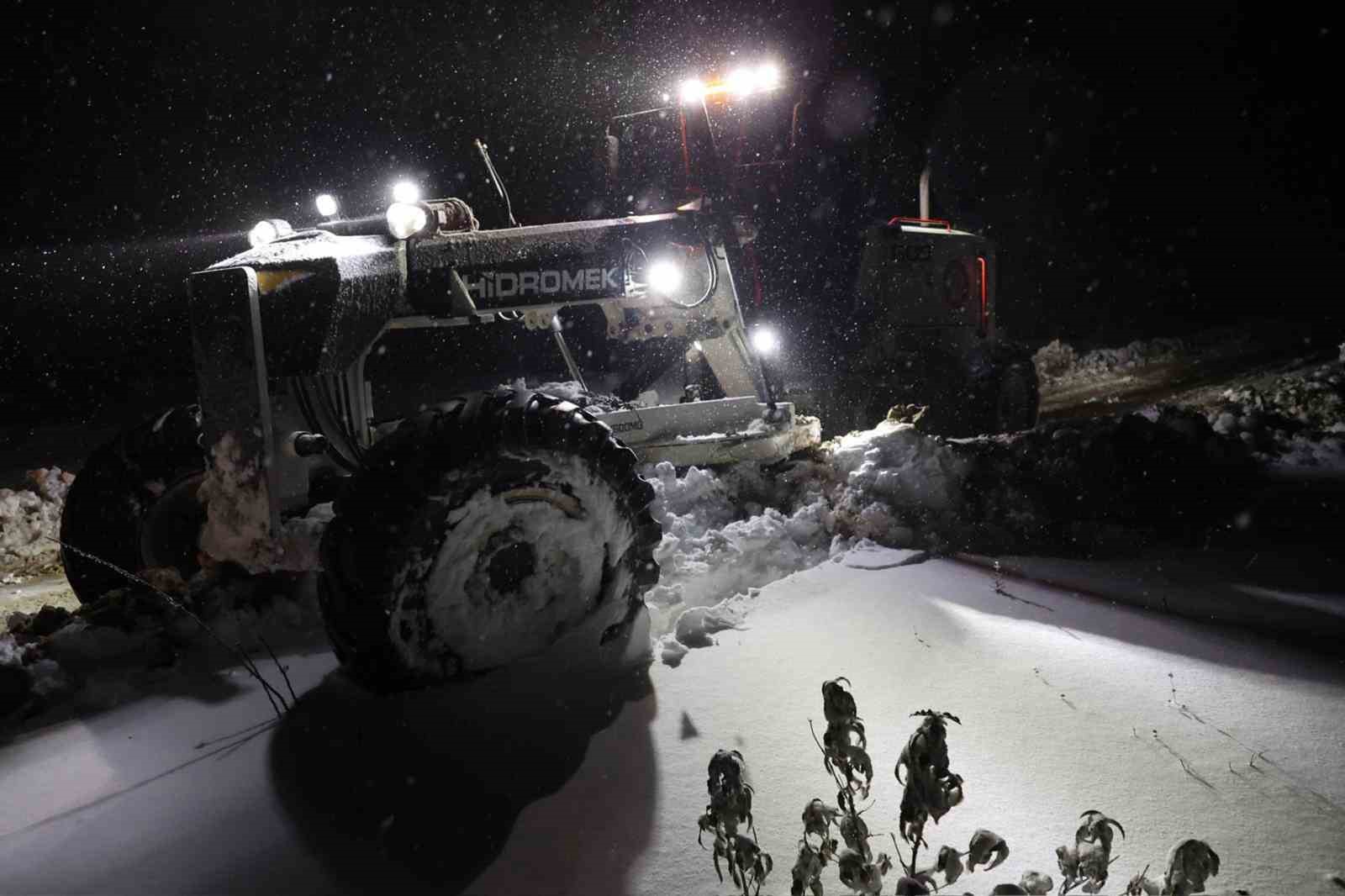 Menteşe Belediyesi ekipleri gece boyunca kar ile m&uuml;cadele etti
