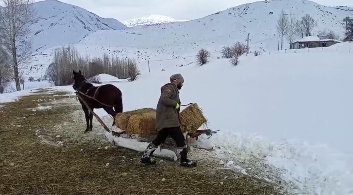 Karlıova&rsquo;da besicilerin zorlu kış mesaisi
