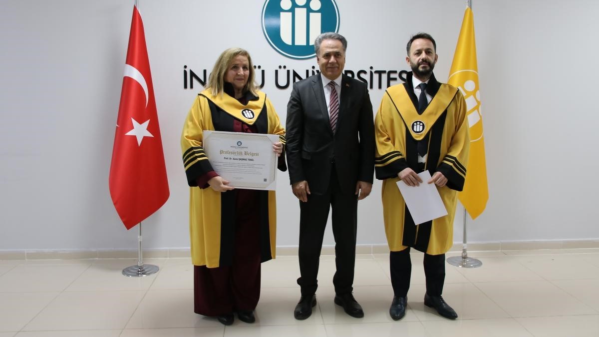 Rekt&ouml;r Akpolat unvanda y&uuml;kselen akademisyenlere c&uuml;bbelerini giydirdi
