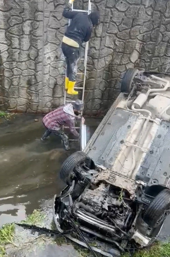 Sakarya’da kanala devrilen otomobilin sürücüsü 7 günlük hayat mücadelesini kaybetti