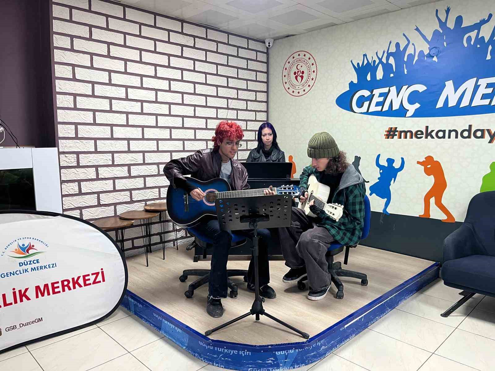 Gen&ccedil; mekanda piyano keyfi
