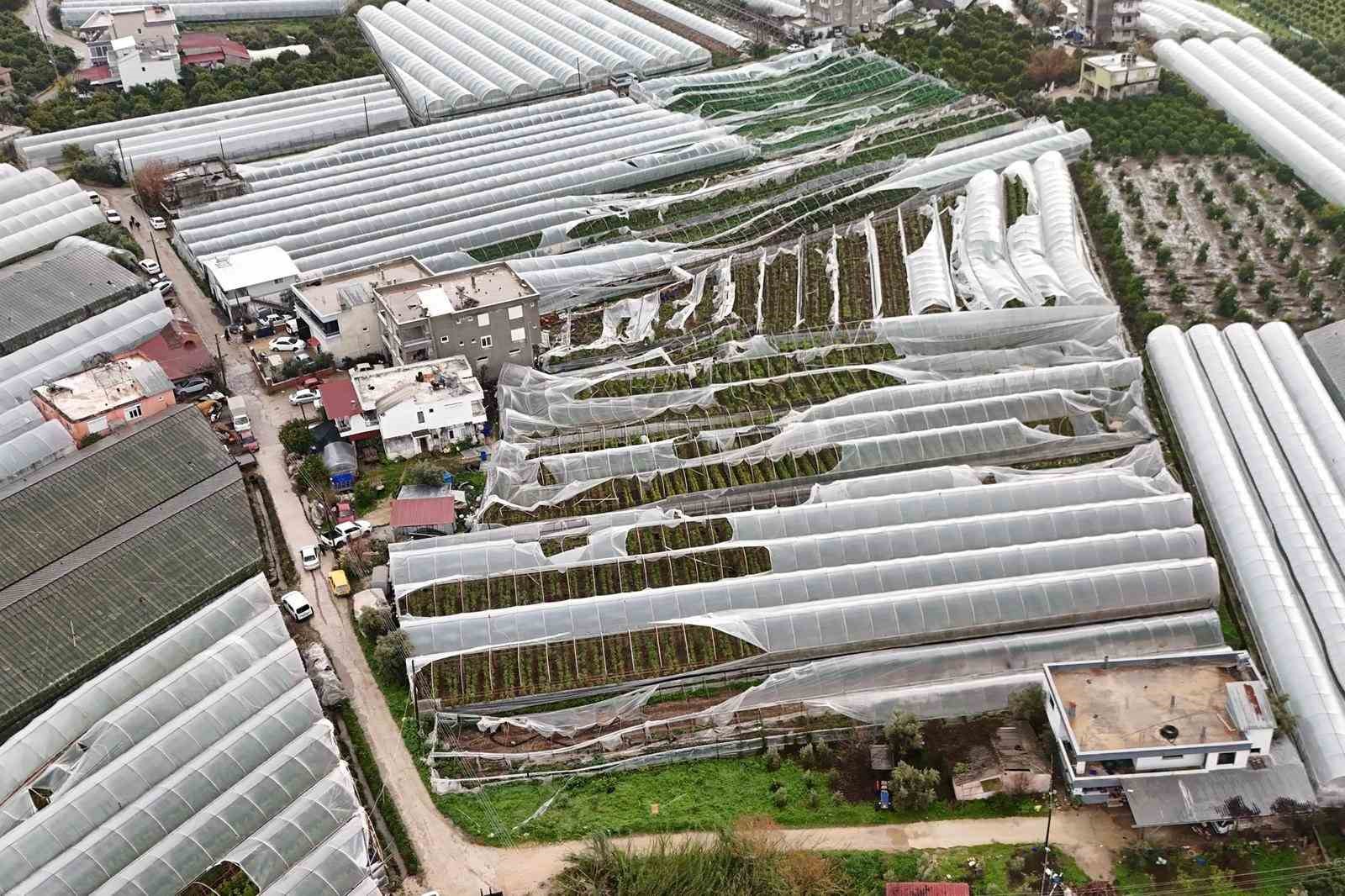 Finike’de hortumdan zarar gören seralarda hasar tespiti başladı