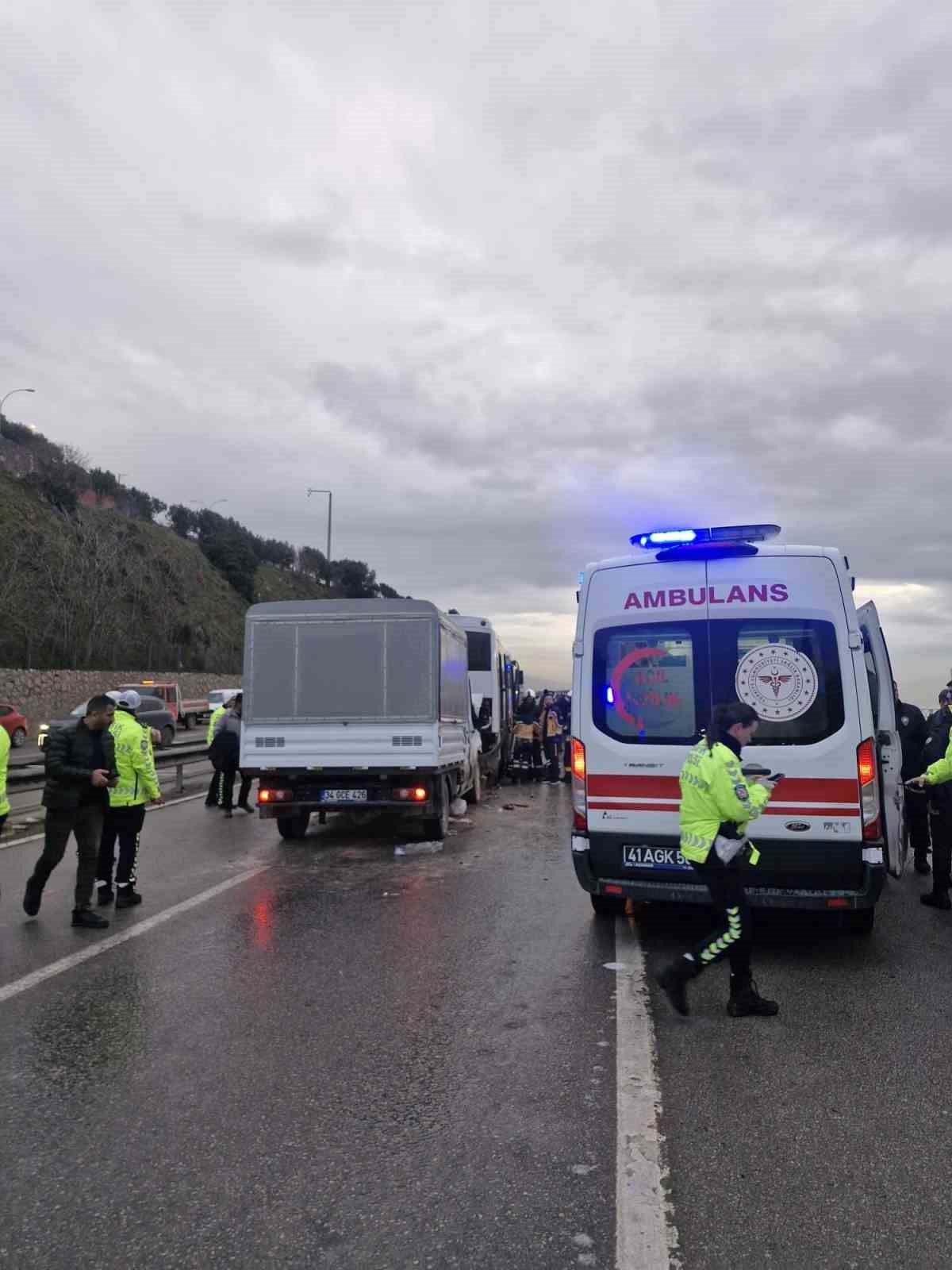 Kocaeli&rsquo;de 3 ara&ccedil;lı zincirleme kaza: 7 yaralı
