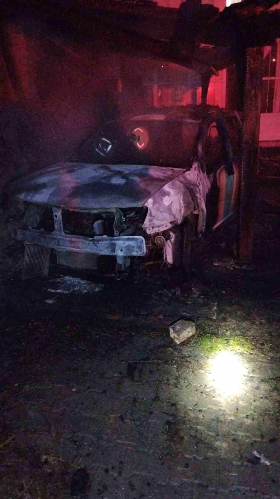 Kastamonu&rsquo;da park halindeki cip yandı
