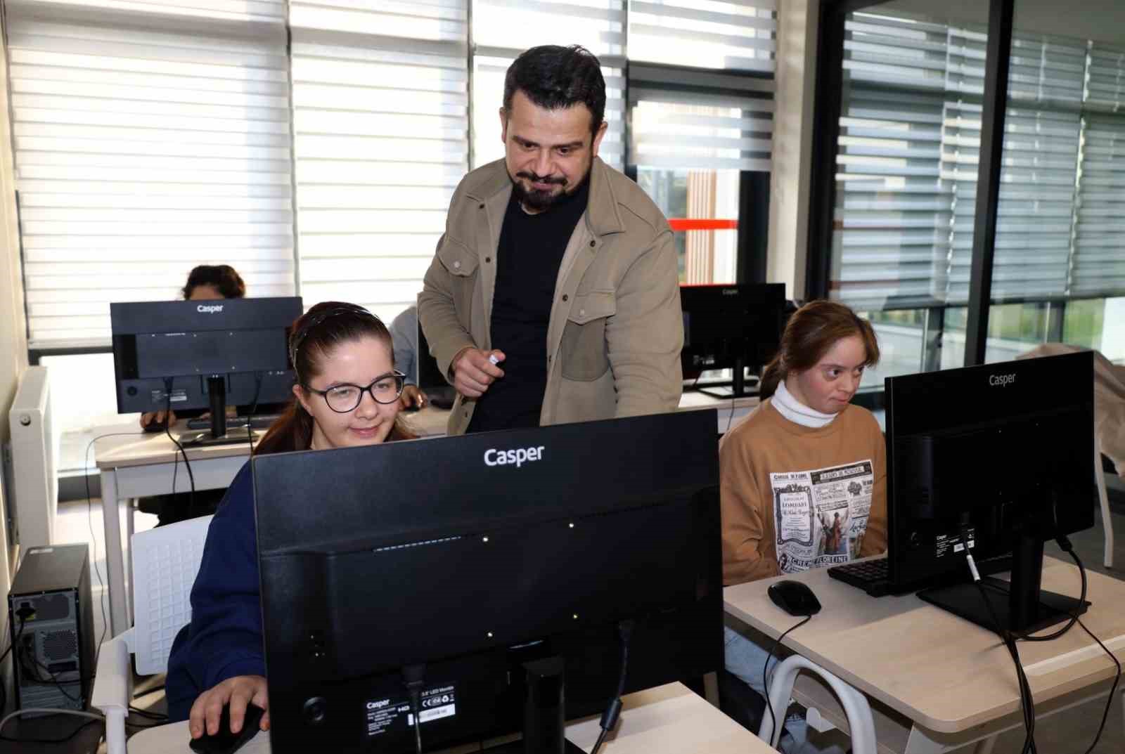 &Ouml;zel gereksinimli bireylere bilgisayar ve kodlama eğitimi
