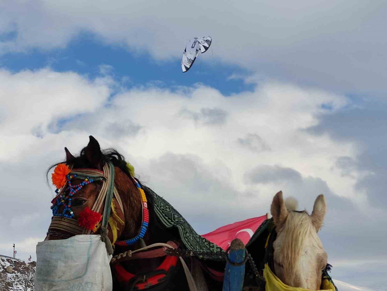 &Ccedil;ıldır G&ouml;l&uuml;&rsquo;nde paraş&uuml;tle u&ccedil;ma heyecanı yaşandı
