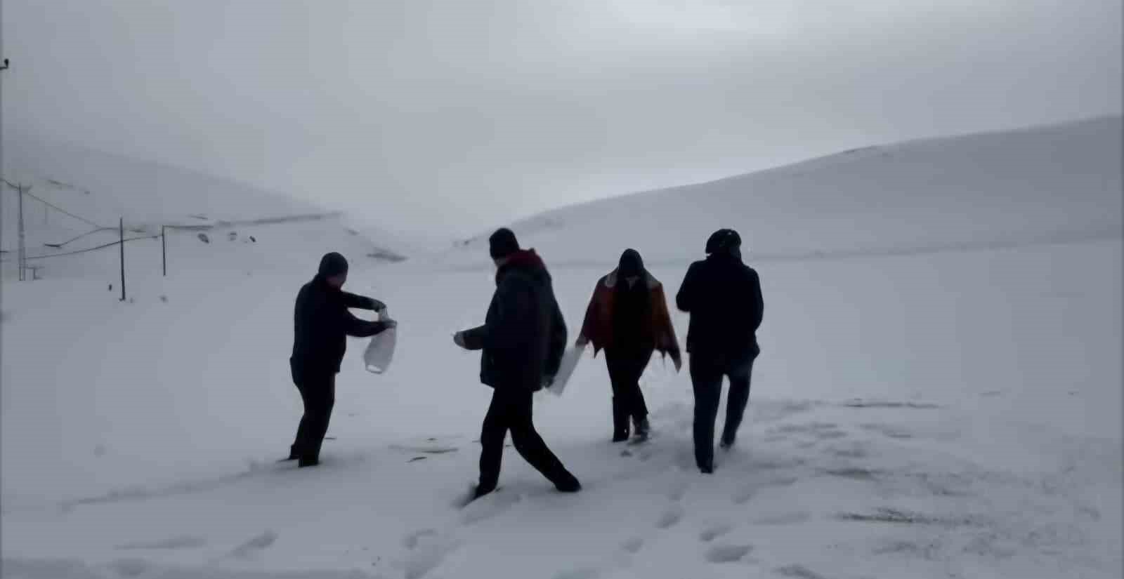 Darende’de öğretmen ve öğrenciler yaban hayvanlarını unutmadı