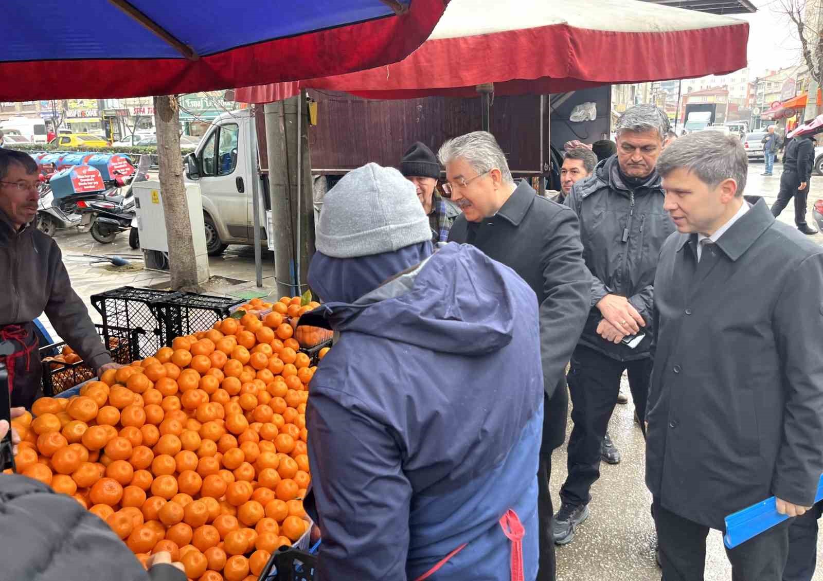 Vali Dr. Erdin&ccedil; Yılmaz, pazarcı esnafıyla buluştu

