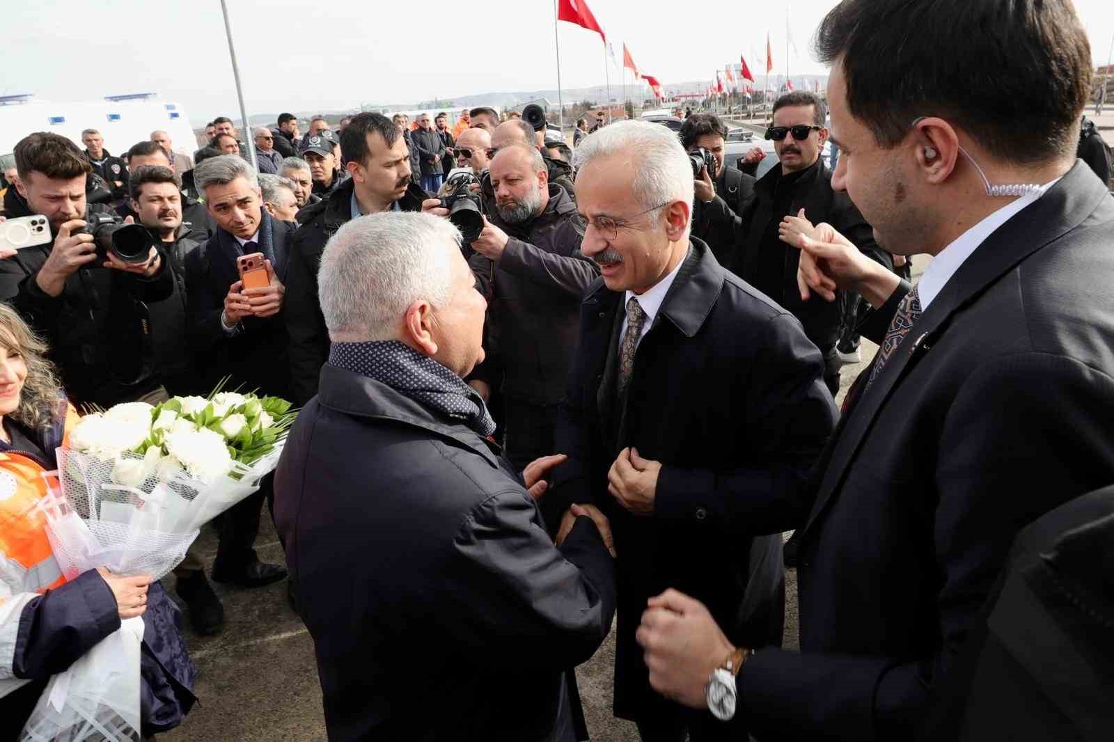 Bakan Uraloğlu: "B&ouml;l&uuml;nm&uuml;ş yol ağını 30 bin kilometrenin &uuml;zerine &ccedil;ıkarmanın gururunu yaşıyoruz"

