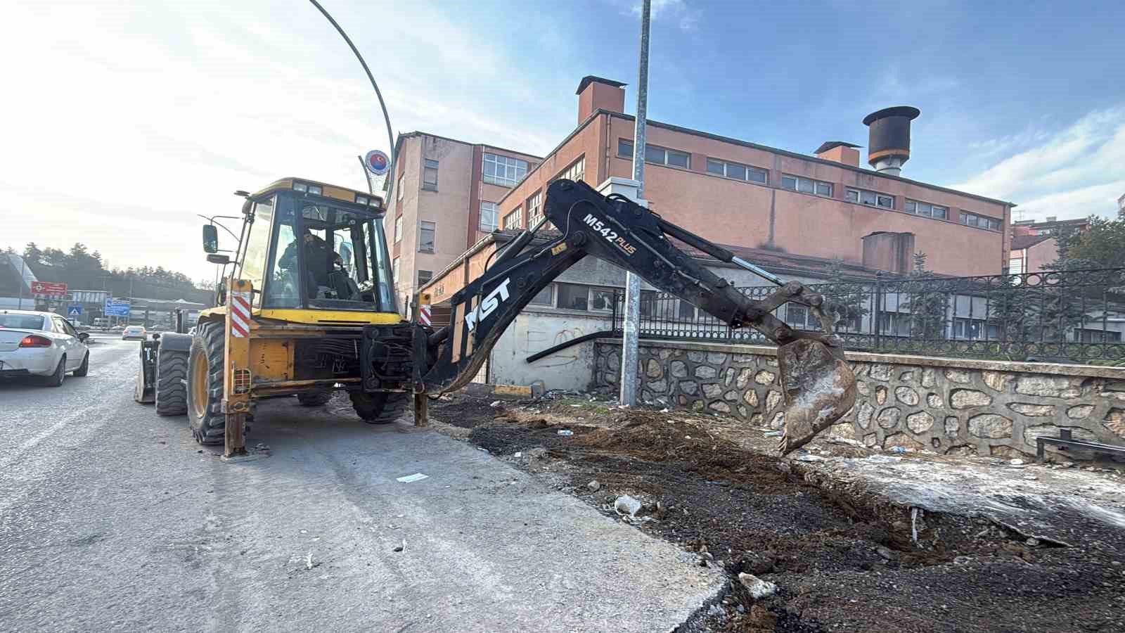 Karab&uuml;k&rsquo;te yol ve kaldırım seferberliği devam ediyor

