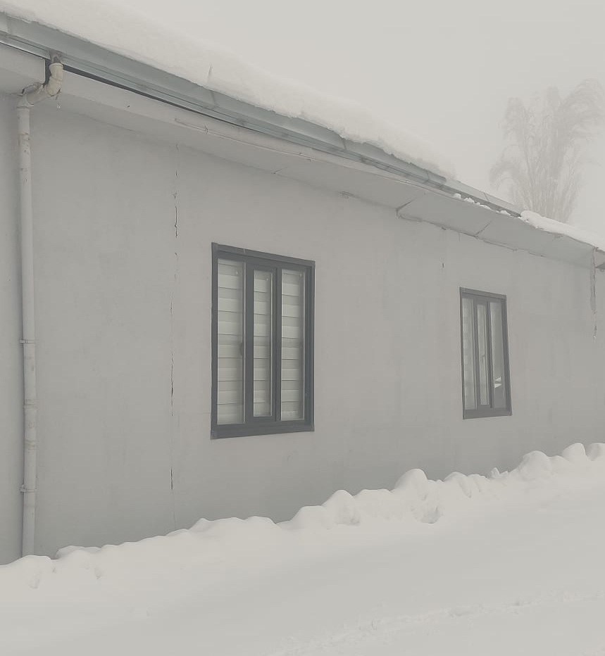 Malatya&rsquo;da mevlit salonunun &ccedil;atısı kardan &ccedil;&ouml;kt&uuml;
