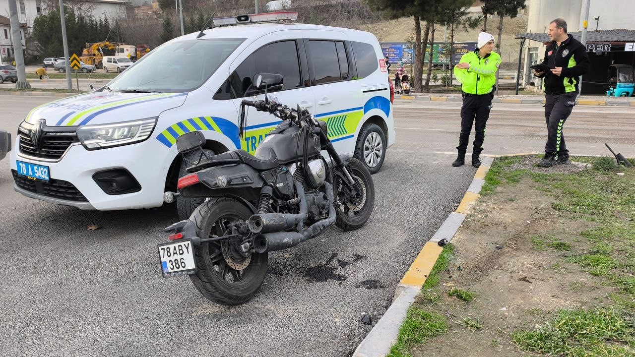 Kamyonet ile çarpışan motosikletteki 2 kişi yaralandı