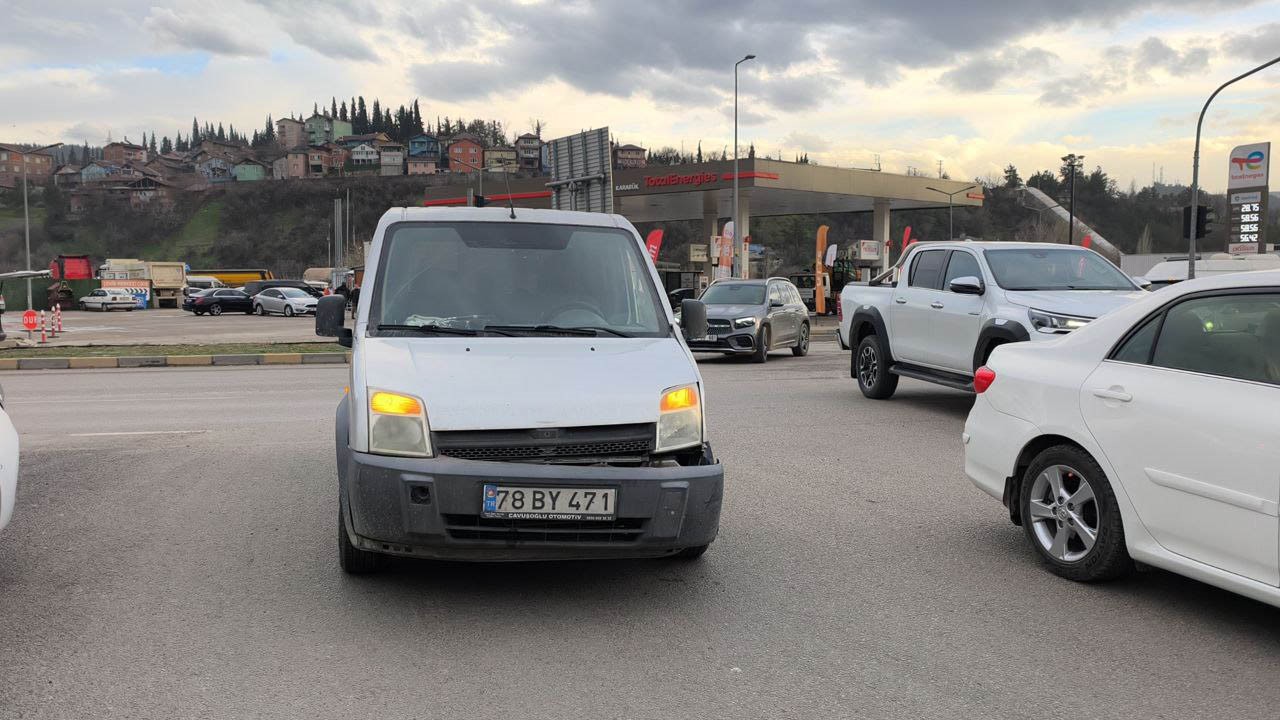 Kamyonet ile &ccedil;arpışan motosikletteki 2 kişi yaralandı
