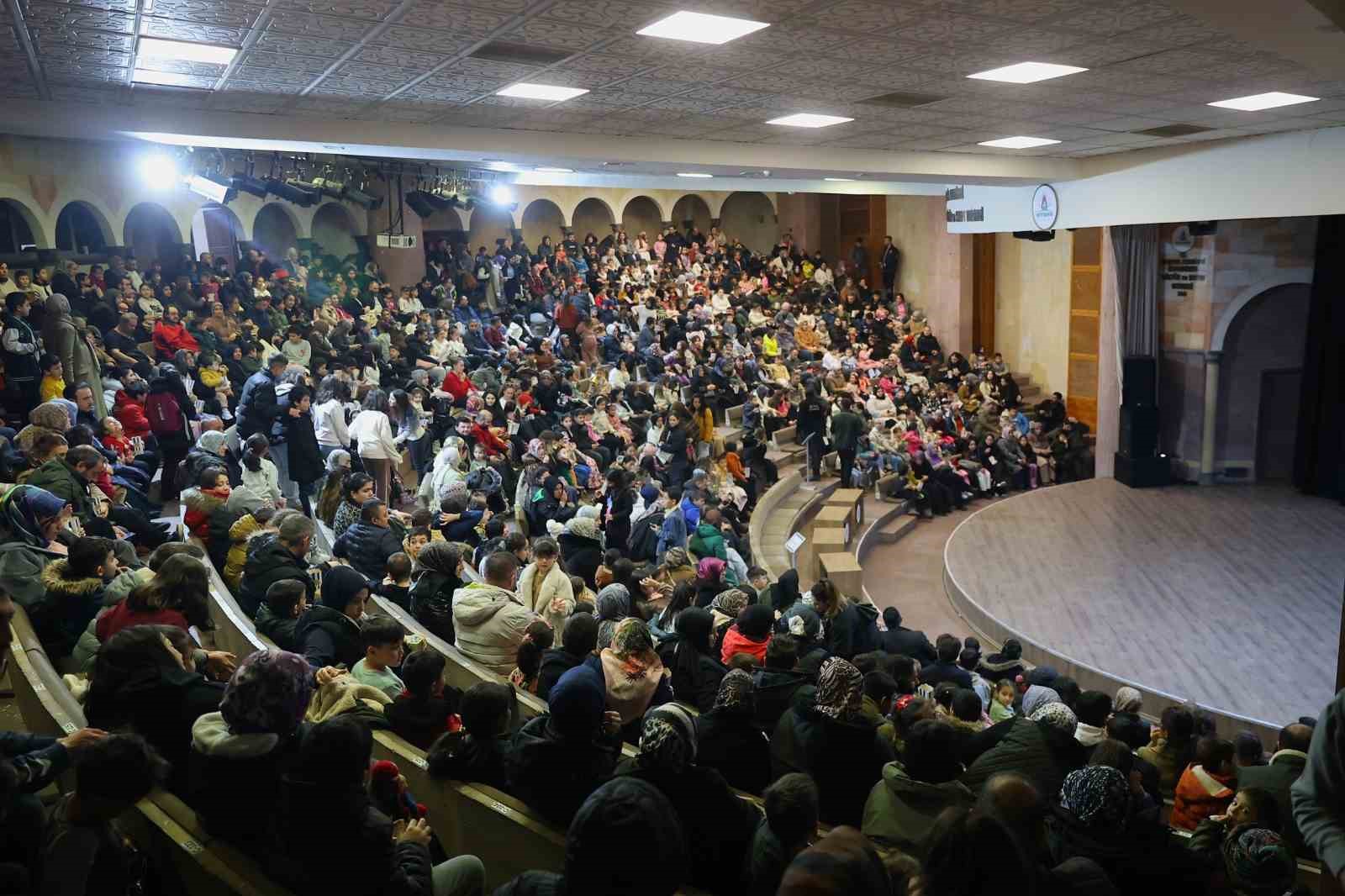 Nevşehir&rsquo;de k&uuml;&ccedil;&uuml;k izleyicilere b&uuml;y&uuml;k eğlence
