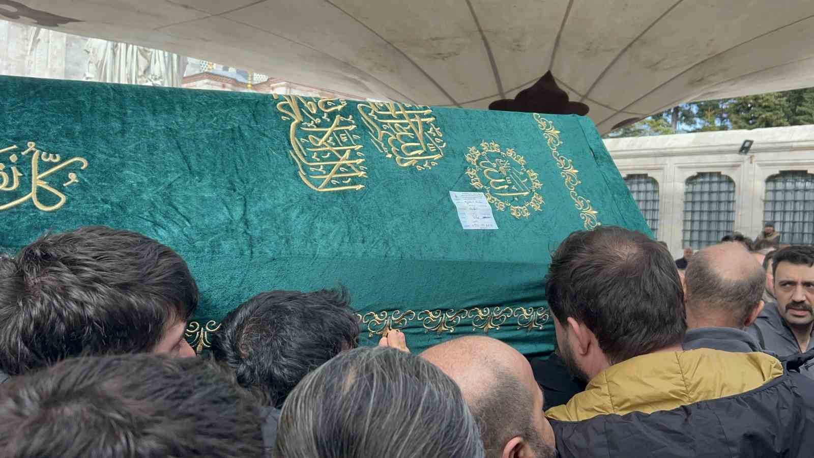 Annesinin cenazesinde ağabeyi tarafından &ouml;ld&uuml;r&uuml;len kardeş son yolculuğuna uğurlandı
