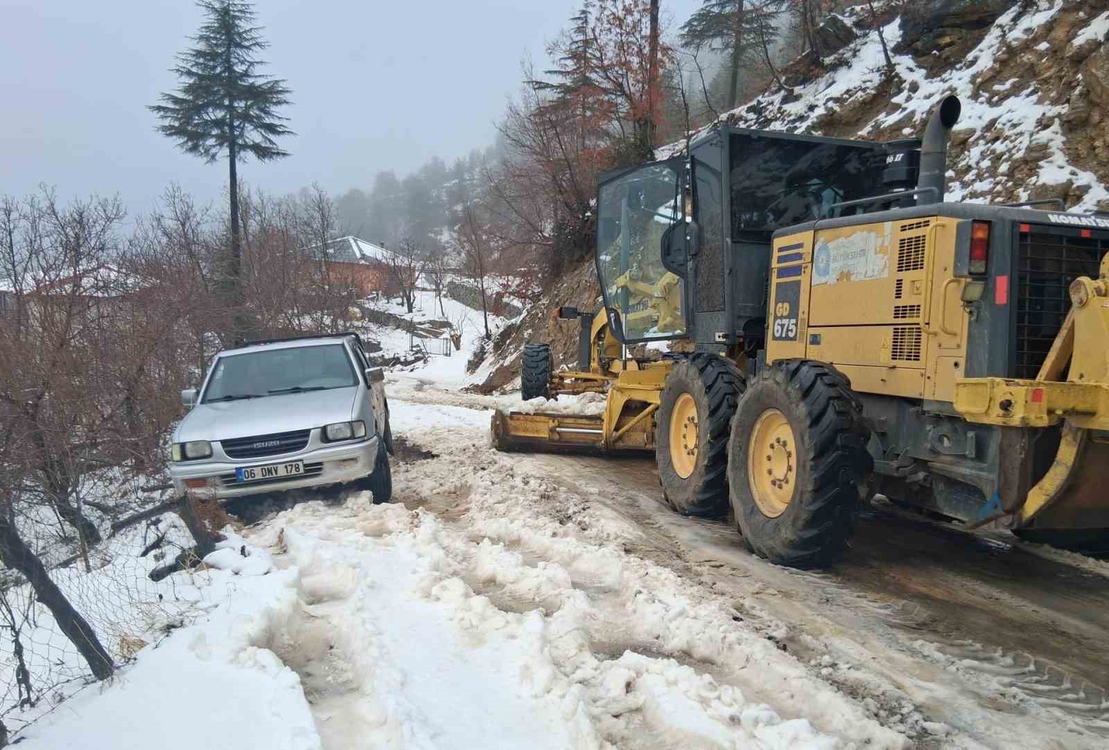 Antalya’da karla mücadele: Yüksek kesimlerde mahsur kalan araçlar kurtarıldı