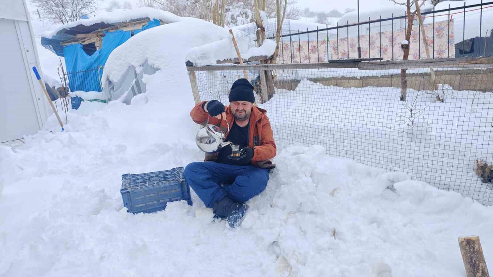 Malatya’da kardan soba yapan esnaf çay demledi
